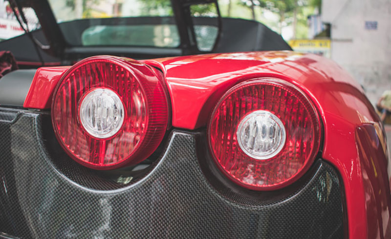 Hàng hiếm Ferrari F430 Spider tháo bánh lau chùi trên vỉa hè Sài Gòn